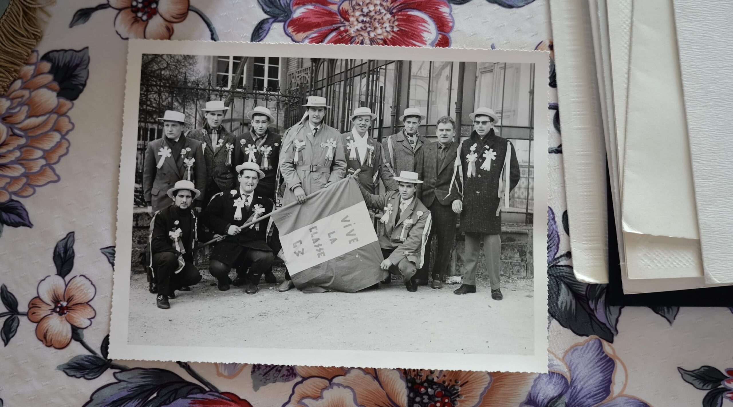 Photo en noir et blanc d'un groupe libérant la France après la guerre