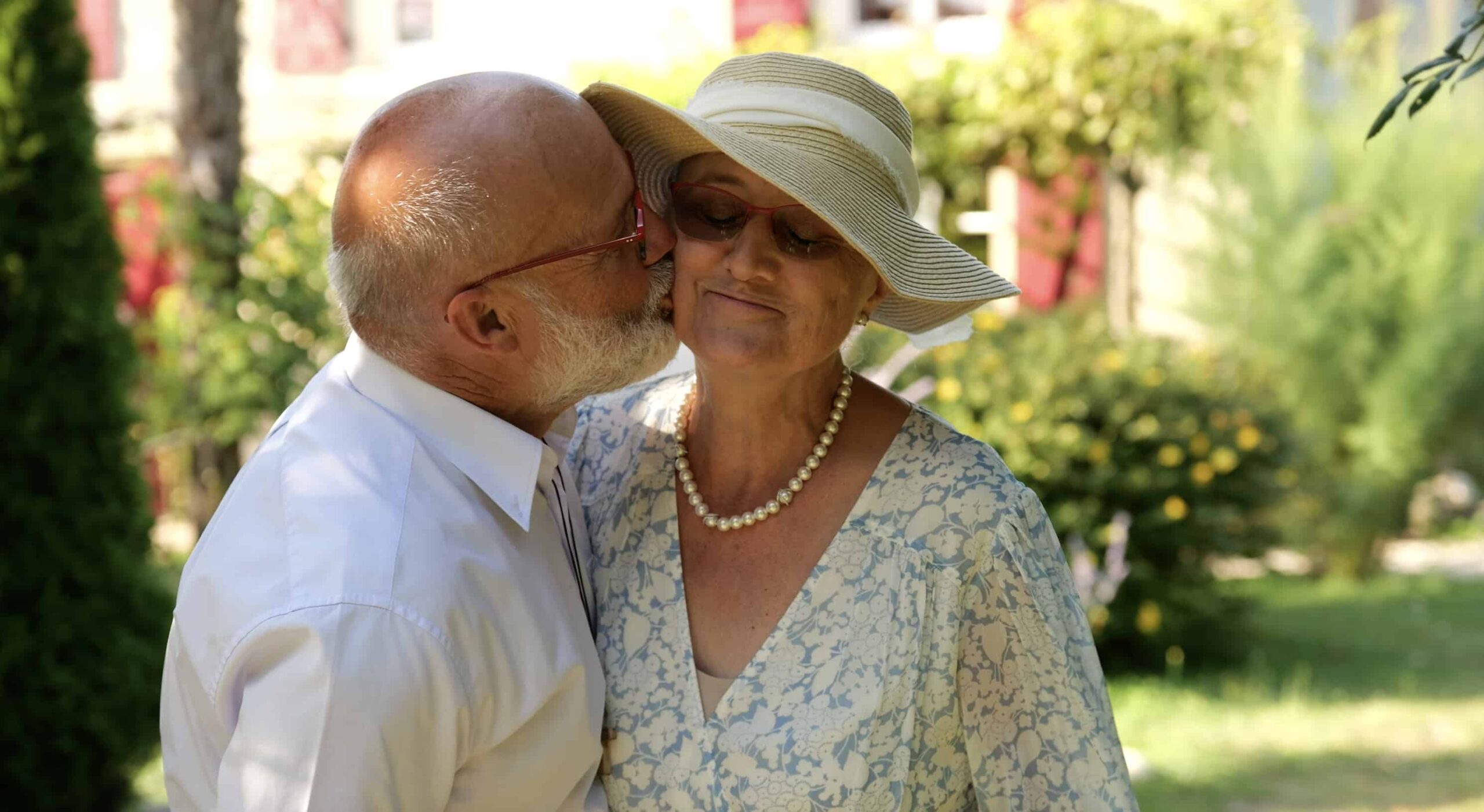 Une personne âgée embrassant sa femme